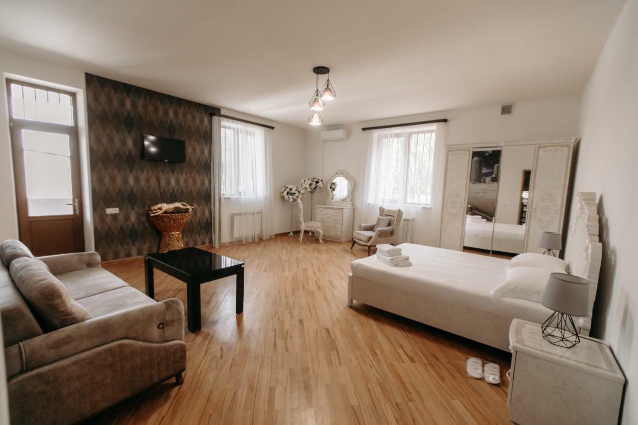 יירבאן Castle Family Hotel מראה חיצוני תמונה