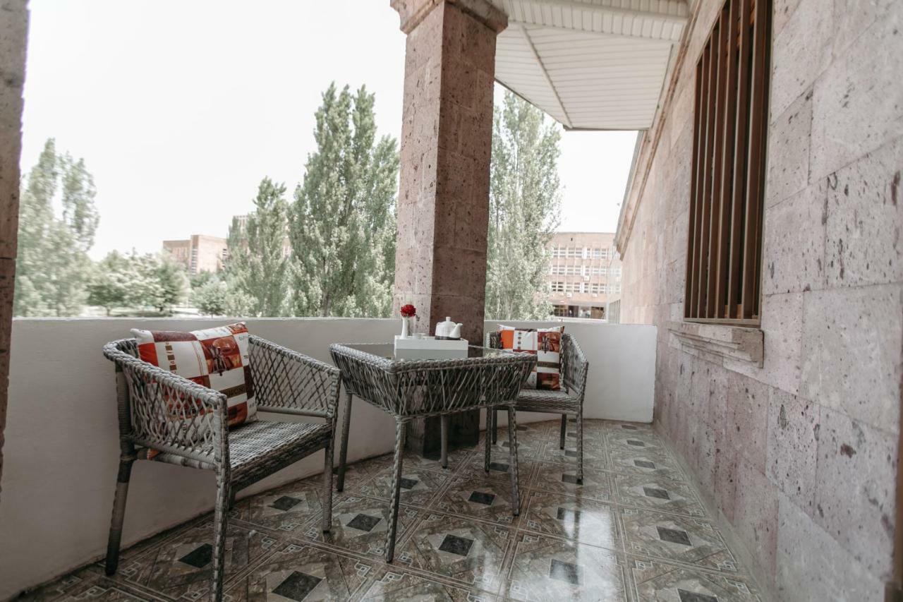 יירבאן Castle Family Hotel מראה חיצוני תמונה